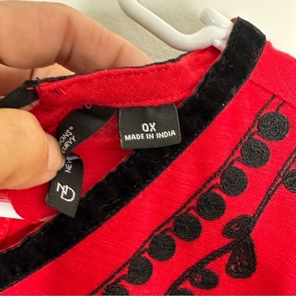 NEW Directions Curvy Size 12 Red Black Embroidered Top W/Bell Sleeve - Picture 6 of 10